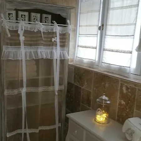 Maison D'hotes Chez Lila Des Bois فندق مبيت وإفطار 3*